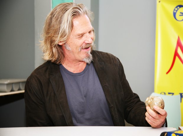 Jeff Bridges holds “Charlie,” a Head for Peace