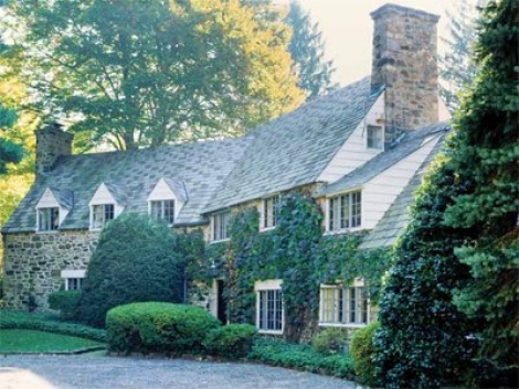Tuxford Manor offers gracious living in Bedford Hills .
