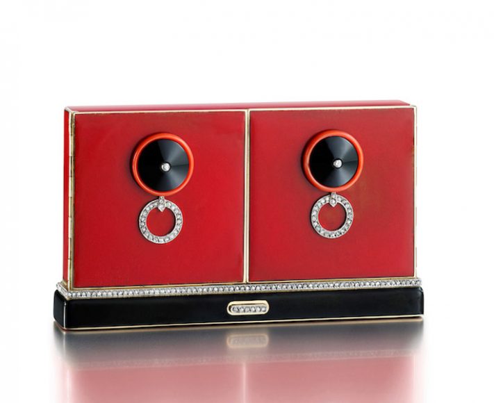 Imperial Door Vanity Case, ca. 1924; Produced by Lacloche Frères (Paris, France); Manufactured by Strauss, Allard & Meyer (France); Lacquer, carved onyx, coral, diamonds, mirrored plate glass, gold, platinum; 8.3 × 4.8 × 1.7 cm (3 1/4 × 1 7/8 × 11/16 in.). Photograph by Doug Rosa. Photograph courtesy Cooper Hewitt, Smithsonian Design Museum.