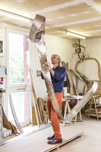 Jacques Jarrige with RoCA “Curves” sculpture. ©Michel Figuet. Courtesy Valerie Goodman Gallery.