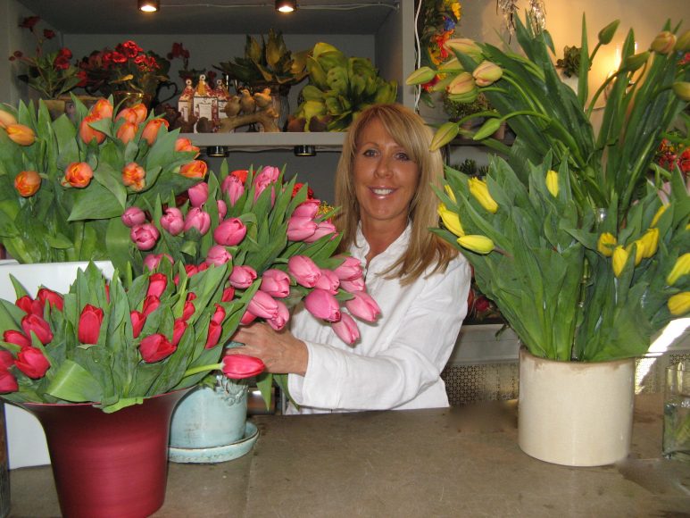 Beth Kuck-Hundgen of Whispering Pines of Chappaqua – in full bloom with the bewitching bulbs – finds the perfect tulips for this writer’s treasured Dutch modern vase.