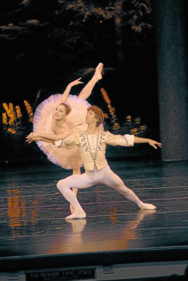 Wendy Whelan and 
Damian Woetzel performing  the pas de deux from  George Balanchine’s  “The Nutcracker” in Vail in 2007. Photograph by Rex Keep.