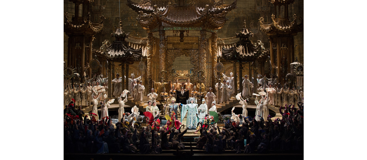 Marcelo Álvarez as Calàf and Christine Goerke 
in the title role of Puccini’s “Turandot.” 
Photograph by Marty Sohl/Metropolitan Opera.