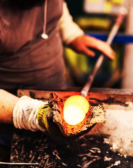 A close-up view of the glassblowing process. Photograph courtesy of Simon Pierce.