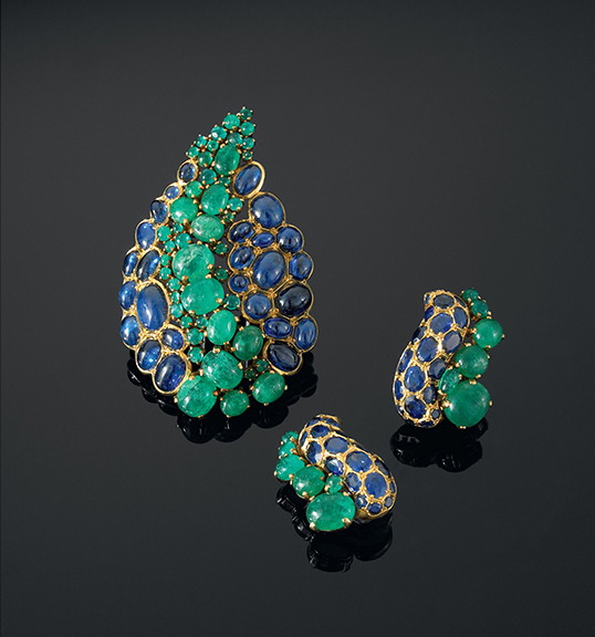 Cabochon emerald and sapphire demi-parure, comprising a boteh, or paisley, brooch and earclips set in the “serti couteau,” or knife-edge setting. Darde et Fils for Herz-Belperron. Credit: Belperron, LLC (photographer David Behl).