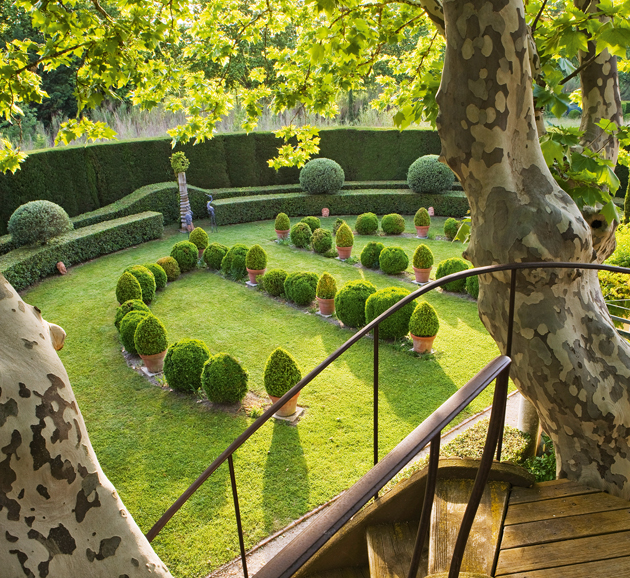 © “Paradise Found:  Gardens of Enchantment” by Clive Nichols, published by teNeues. Les Confines, Provence, France. Photograph © 2016 Clive Nichols. All rights reserved. 