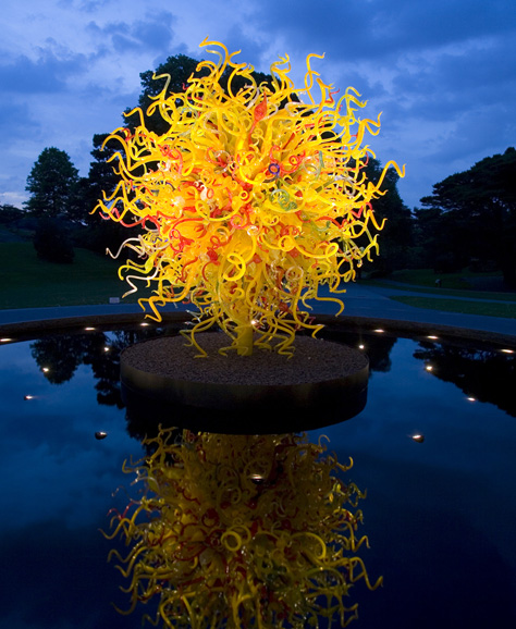 Dale Chihuly, “The Sun” (2006), glass. Courtesy New York Botanical Garden. 