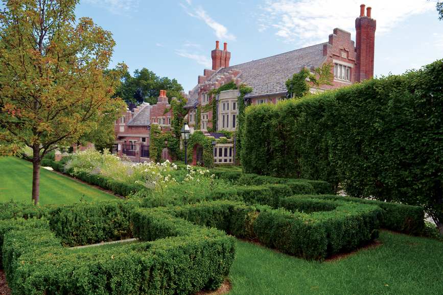 The landscaping incorporates patterned hedges. Photograph by Bob Rozycki.