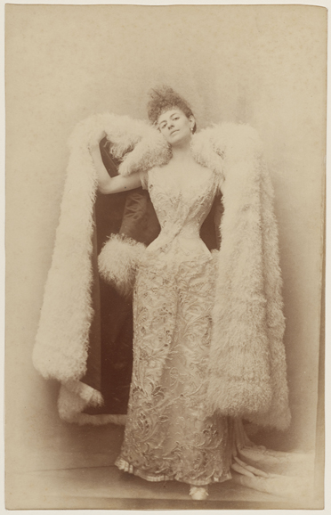 Photograph by Otto, Countess Greff ulhe in a ball gown, circa 1887. Galliera, musée de la Mode de la Ville de Paris. © Otto / Galliera / Roger-Viollet.