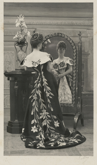Photograph by Paul Nadar, the Countess Greffulhe wearing the “Lily Dress” created by Worth, 1896. Galliera, musée de la Mode de la Ville de Paris. © Nadar/Galliera/Roger-Viollet.