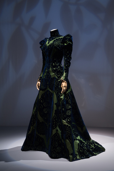 House of Worth, tea gown, circa 1897; from the collection of the Palais Galliera, Musée de la Mode de la Ville de Paris. Installation view of the exhibition “Proust’s Muse, The Countess Greffulhe” at The Museum at FIT. An exhibition developed by the Palais Galliera, Musée de la Mode de la Ville de Paris. Photograph © 2016 The Museum at FIT.