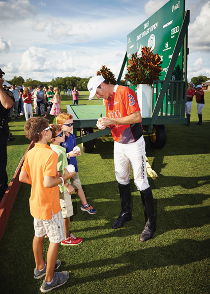 Nic Roldan signing autographs
for young fans at Greenwich Polo
Club during the East Coast Open. Photograph by Chichi Ubiña.