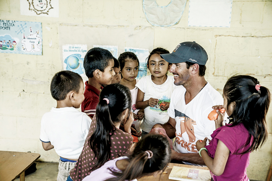Nic Roldan in Guatemala with Brooke USA, visiting a school in one of the communities where Brooke
works. Photograph by Enrique Urdaneta.