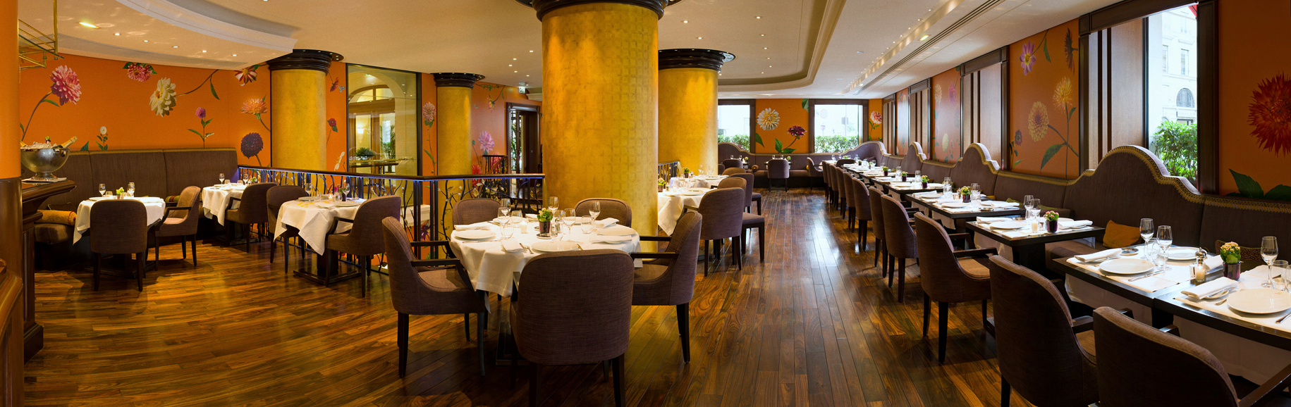 An alternate panorama of 114 Faubourg restaurant at Le Bristol Paris. Photograph courtesy Le Bristol Paris.