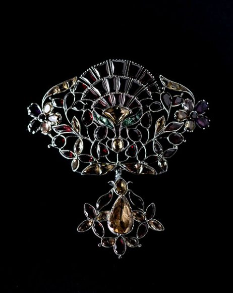 Pendant, France, first half of 18th century. Silver, emerald, tourmaline, garnet, amethyst. H. 7.7 cm; W. 6.6 cm. Bequest of Paul Gasnault, 1898. Inv. 8822. © Les Arts Décoratifs, Paris. Photograph by Jean-Marie del Moral. 