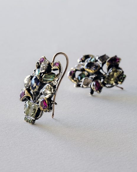 Pair of Giardinetti earrings, France, mid-18th century, silver, gold, chrysoberyls, diamonds, emeralds, rubies. H. 2.5 cm Diam. 2 cm. Bequest of Baroness Nathaniel de Rothschild, 1901. Inv. 9866 A and B. © Les Arts Décoratifs, Paris. Photograph by Jean-Marie del Moral.