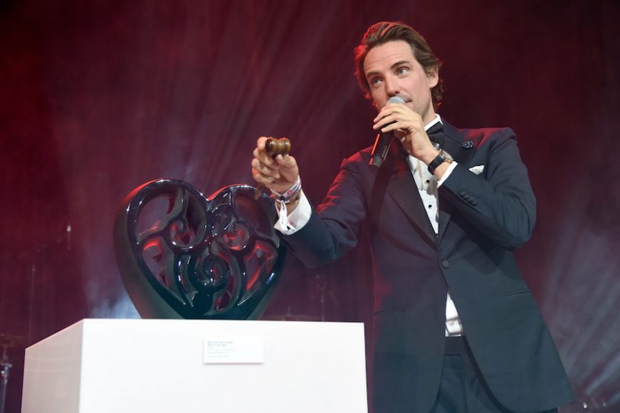 Alexander Gilkes led the auction of the Music is Love Heart, held March 4 in Los Angeles. ©Michael Kovac/Getty Images for EJAF/Lalique 2018. Courtesy Lalique.
