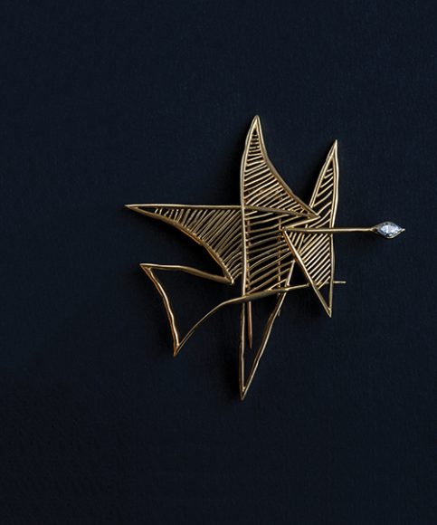 Georges Braque (1882-1963), Heger de Löwenfeld (1919-2000), jeweler. Asteria clip, Paris, c. 1960-62. Gold, navette-cut diamond. H. 8 cm; W. 8 cm. Deposited by the Centre National des Arts Plastiques, Ministère de la Culture et de la Communication, 1987. Inv. FNAC 1164. Image © Thames & Hudson LTD, London. Photograph by Jean-Marie del Moral.