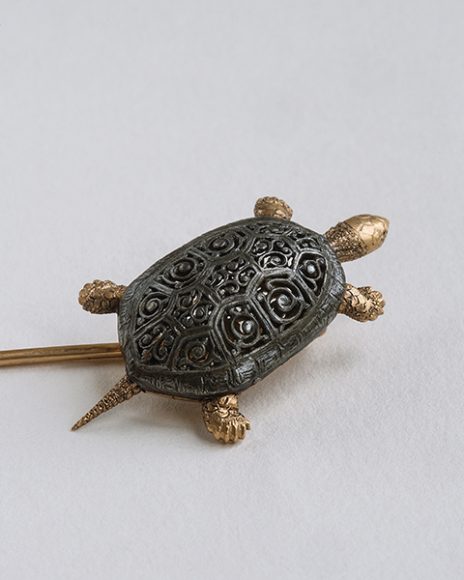 Frédéric Boucheron (1830-1902). Louis Rault (1847-1903), sculptor. Turtle tie pin. Paris, 1879. Gold and pierced steel. L. 9 cm; head H. 3.5 cm; W. 2.1 cm. Gift of Count Moïse de Camondo in memory of his father Count Nissim de Camondo, 1933. Inv. 28876 C. Image © Thames & Hudson LTD, London. Photograph by Jean-Marie del Moral.