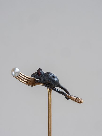 Mouse tiepin. Paris, late 19th century. Gold, enameled cast iron, pearl. L. 8.7 cm; head H. 1.2 cm; W. 3.2 cm. Gift of Count Moïse de Camondo in memory of his father Count Nissim de Camondo, 1933. Inv. 28875 A. Image © Thames & Hudson LTD, London. Photograph by Jean-Marie del Moral.