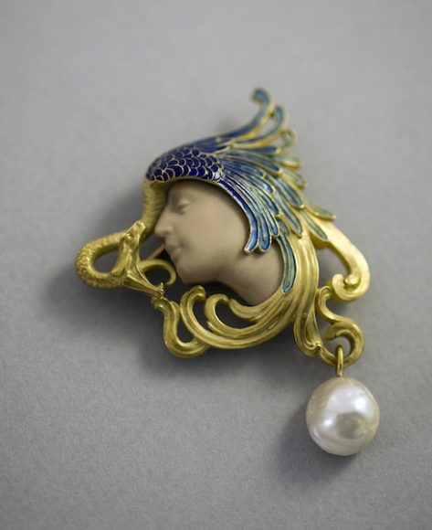 René Lalique (1860–1945), Brooch, Paris, c. 1898–99, Gold, enamel on gold, pearl, limestone, H. 6.2 cm; W. 4.5 cm. Bequest of Marquise Arconati-Visconti in memory of M. Raoul Duseigneur, 1916. Inv. 20371. © Thames & Hudson LTD, London. Photograph by Jean-Marie del Moral.
