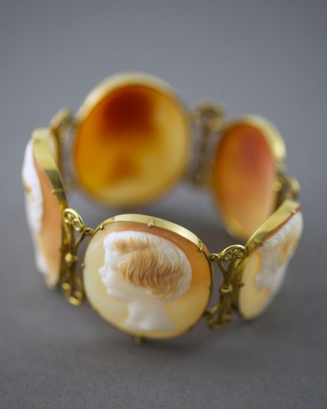 Marshal Jean Lannes (1769–1809), Duke of Montebello, and his children bracelet, Paris, c. 1810, Gold, shell cameos, H. 5 cm; L. 21 cm. Gift of Marie-Anne Krugier-Poniatowska, 1997. Inv. 996.111.1. © Thames & Hudson LTD, London. Photograph by Jean-Marie del Moral.
