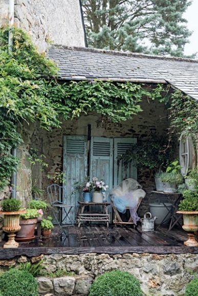 Rachel Ashwell tapped her friend, French artist Laurence Amélie, as the guide for her flower-filled “French journey” – one that started in Amélie’s romantic country cottage. © 2018 CICO Books. Photography by Amy Neunsinger.
