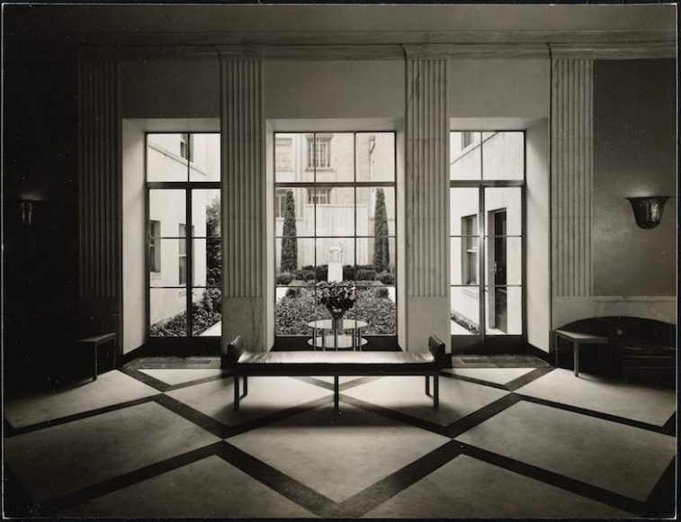 Lobby looking toward interior courtyard of 19 East 72nd Street. Photo by Wurts Bros. Museum of the City of New York, Wurts Bros. Collection, gift of Richard Wurts, X2010.7.2.7444. Courtesy Museum of the City of New York.