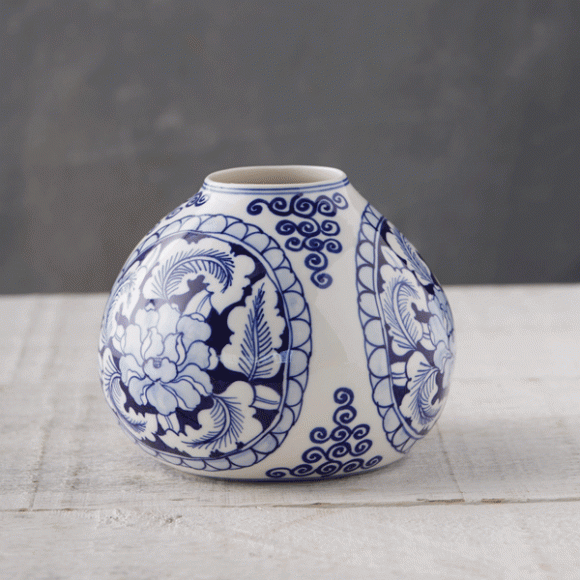 A ceramic Chinoiserie Vase.