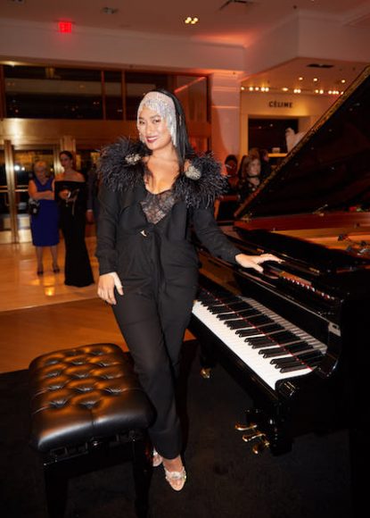 Guests enjoyed the pianism of Chloe Flower. Photographs by Elaine and ChiChi Ubiña for Saks Fifth. 