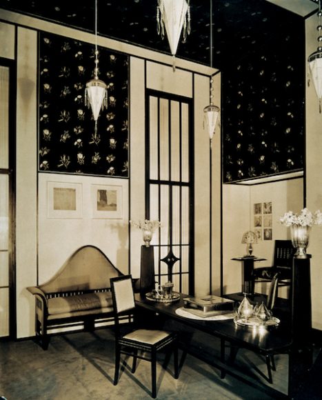 Wiener Werkstätte of America saleroom at 581 Fifth Avenue, New York, 1922. The Wiener Werkstätte of America Inc. was set up on the initiative of Josef Urban, who had emigrated to the United States in 1911 and ran a flourishing “Decorative and Scenic Studio” alongside his work as chief stage designer for the Metropolitan Opera. He wanted to support Wiener Werkstätte artists by providing a sales outlet in America, and financed and equipped the new premises on Fifth Avenue himself. The branch opened in the autumn of 1922. The first exhibition was a success, but soon afterwards there were disputes with the headquarters in Vienna, which led to the closure of the outpost in 1924. IMAGNO/Austrian Archives. Courtesy Thames & Hudson.