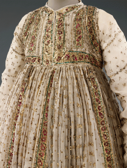 Gown (peshwaz; detail), Hyderabad, Telangana, 19th century Muslin. Images from Avalon Fotheringham’s “The Indian Textile Sourcebook” (Thames & Hudson). Images copyright 2019 Victoria and Albert Museum.
