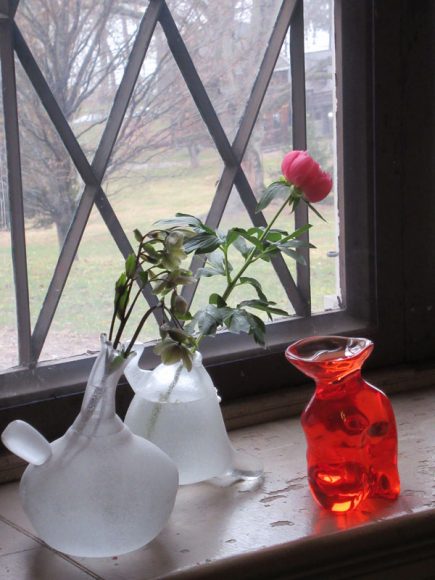 Simple flowers and evocative sculpture by Paula Hayes create an understated-yet-powerful vignette in the cabinet room of the mansion, as seen during the Lyndhurst Flower Show in Tarrytown. Photograph by Mary Shustack.