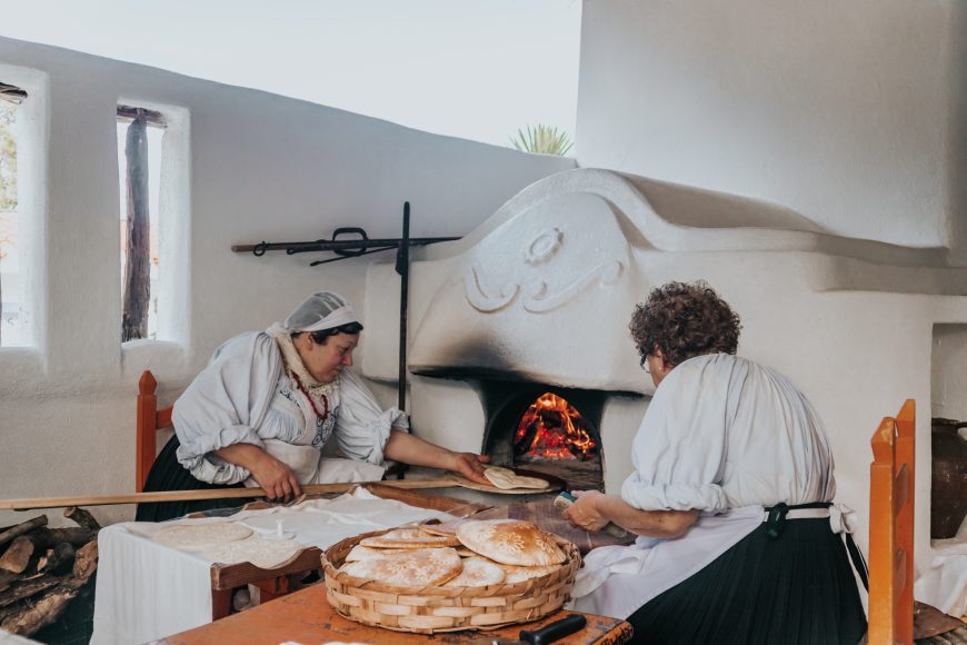 Baking carasau at Il Nido del Pane. Photograph by Merel van Poorten.