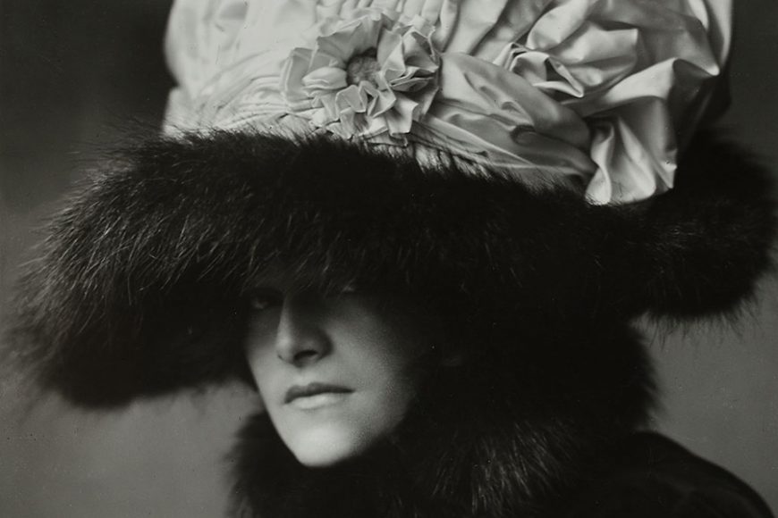 Madame d’Ora (1881-1963) Actress Helene Jamrich with a hat by Zwieback, designed by the painter Rudolf Krieser, 1909. Private Collection.
Image courtesy Neue Galerie New York.