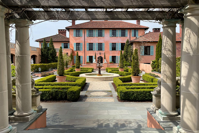 The formal Italian garden 
looking toward Glenmere.
Photograph by Jeremy Wayne.