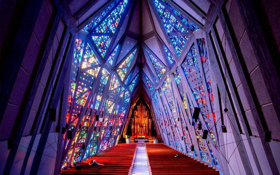 The interior of Stamford’s First Presbyterian Church, known as the Fish Church, for its particular Modernist shape. Photograph by John9474.